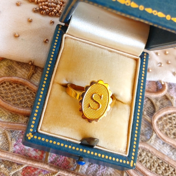 Jewelry - S initial monogram gold size 7 signet ring